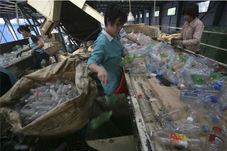 FLUSSI GLOBALI DI IMBALLAGGI IN PLASTICA 4! Stop all importazione di 24 tipologie di rifiuti da riciclare, carta e plastica in testa Rifiuti esportati in Cina (2017).