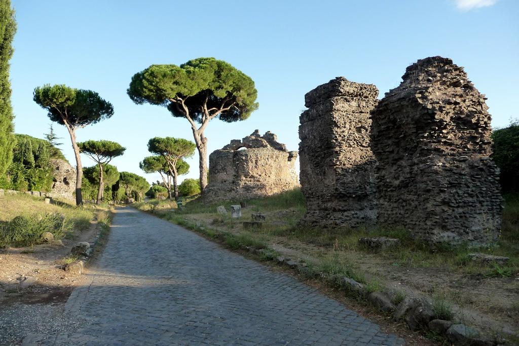 È dubbio quale percorso seguisse l Appia da quest ultimo ponte fino a Benevento; rimane però accertato che essa vi entrava passando sul Ponte Leproso o Lebbroso, come indicato da tracce di