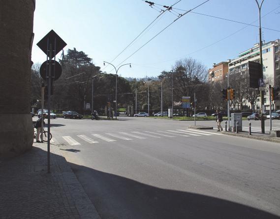 essere l anticamera. < < 2 1. Da viale Aldini verso viale Saragozza; a sinistra l innesto di viale Risorgimento. 2. Da viale Saragozza verso viale Aldini: sullo sfondo si vede l accesso principale al giardino.