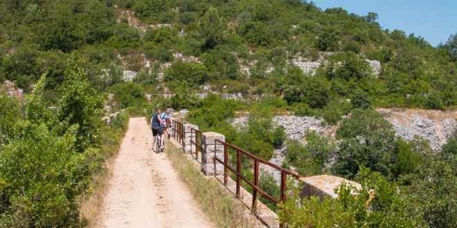 La maestosa struttura, si inserisce in un habitat naturale suggestivo.