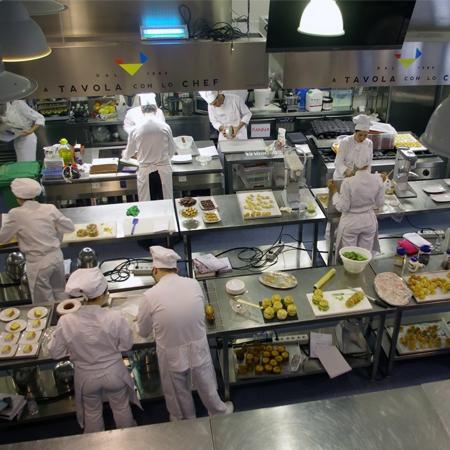 Pagina: 1 CORSO PASTICCIERE QUALIFICA REGIONALE DESCRIZIONE Il corso prevede la formazione di un operatore della produzione di pasticceria in grado di progettare e realizzare ricette tradizionali e