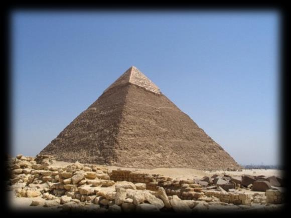 LA PIRAMIDE DI CHEOPE Si trova a Giza, vicino a Il Cairo, ed è la più grande delle piramidi esistenti. Fu costruita intorno al 2560 a.c. con più di 2 milioni di blocchi di pietra pesanti più di due tonnellate ciascuno.