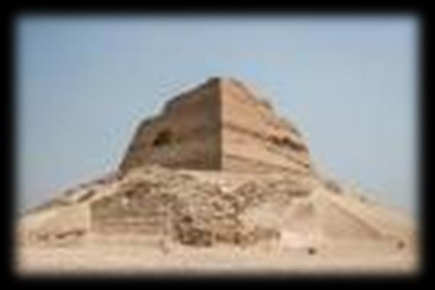 La piramide, parte del complesso funebre dedicato a Djoser, si trova a Saqqara, lo stesso luogo in cui i faraoni che lo hanno preceduto avevano costruito le loro tombe.