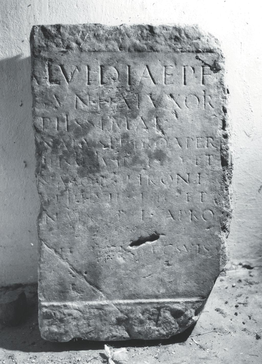Gianfranco Paci: Le iscrizioni romane da Sabbioncello... Fig. 1. Janjina (Pelješac): epigrafe di Calvidia Secunda. Fig. 1 Janjina (Pelješac): inscription of Calvidia Secunda.