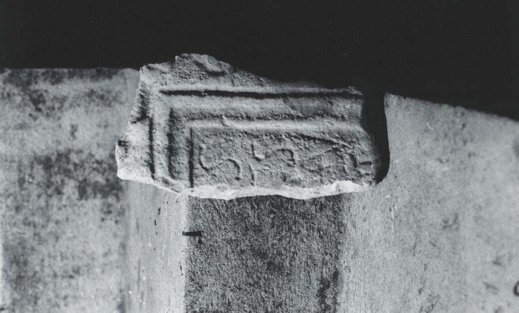 Fig. 2. Janjina (Pelješac): frammento d'iscrizione romana. Fig. 2 Janjina (Pelješac): fragment of a Roman inscription. Si tratta certamente di un'epigrafe funeraria. Non mi è chiaro il nome della l.