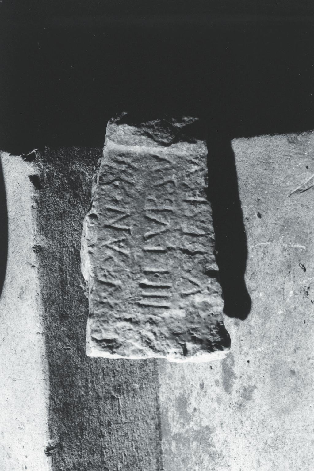 Gianfranco Paci: Le iscrizioni romane da Sabbioncello... Archaeologia Adriatica 11 (2008), 715-726 Fig. 3. Janjina (Pelješac): frammento d'iscrizione romana. Fig. 3 Janjina (Pelješac): fragment of a Roman inscription.