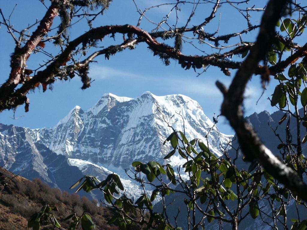 NEPAL, ASCENSIONE AL MERA PEAK TREKKING Il Mera Peak, una classica himalayana, è una cima tecnicamente non impegnativa, quasi un