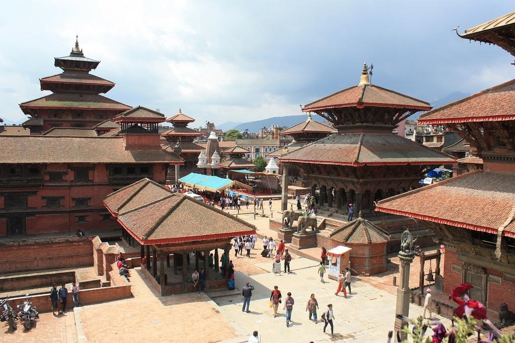 Sono previste una visita al monastero Buddhista di Boudhanath, lo stupa più grande del Nepal, e al tempio Hindu di Pashupatinath, luogo di cerimonia Hindu, per poi concludere con la visita a
