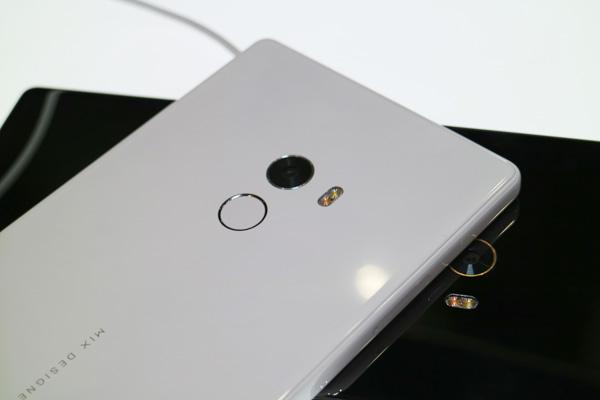 Xiaomi Mi Mix bianco è praticamente identico alla versione nera: possiede la stessa dotazione hardware e lo stesso design, ma adotta una colorazione
