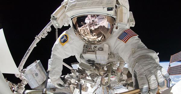 Gli Astronauti Secondo la Federazione Internazionale dell Aereonautica gli Astronauti (o Cosmonauti nella terminologia russa) sono tutti coloro che hanno viaggiato oltre i 100 km di altezza A oggi il