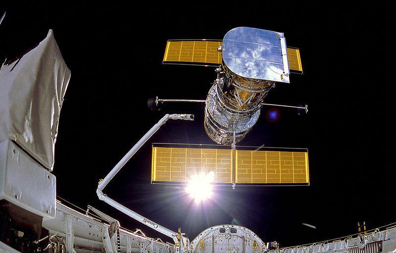 Il telescopio spaziale Hubble (HST) è stato posto in