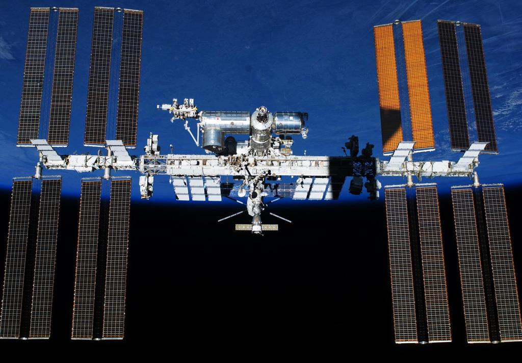 ISS International Space Station Lancio: 20 Novembre 1998 Volume abitabile: 837 m 3 Rientro: 2024 Lunghezza: 72.8 m Periodo orbitale: 92.65 min Larghezza: 108.