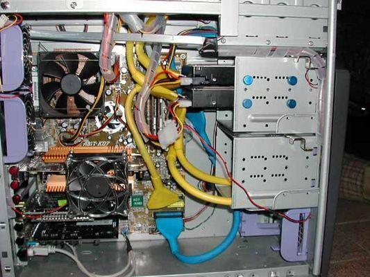 Principali componenti di un personal computer [2] Tutti i moderni calcolatori, anche se con design e funzioni diverse, hanno la stessa architettura di base, che riprende quella del modello di Von