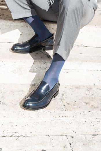 ½ Oncia Super Chiffon Raffinata, trasparente e leggerissima, con un peso inferiore a ½ oncia, è la calza da uomo adatta a