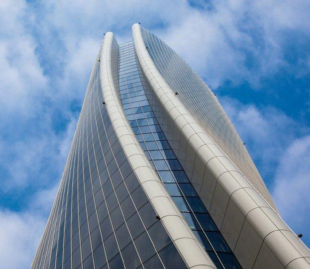 Porta il nome del suo progettista, l architetto giapponese Il piano tipo della torre, che dispone i nuclei di distribuzione verticale ai due lati dell edificio, con ascensori panoramici, consente la
