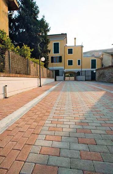 parcheggio o transito lento di autovetture o mezzi leggeri, strade e piazze di centri urbani, banchine ferroviarie,