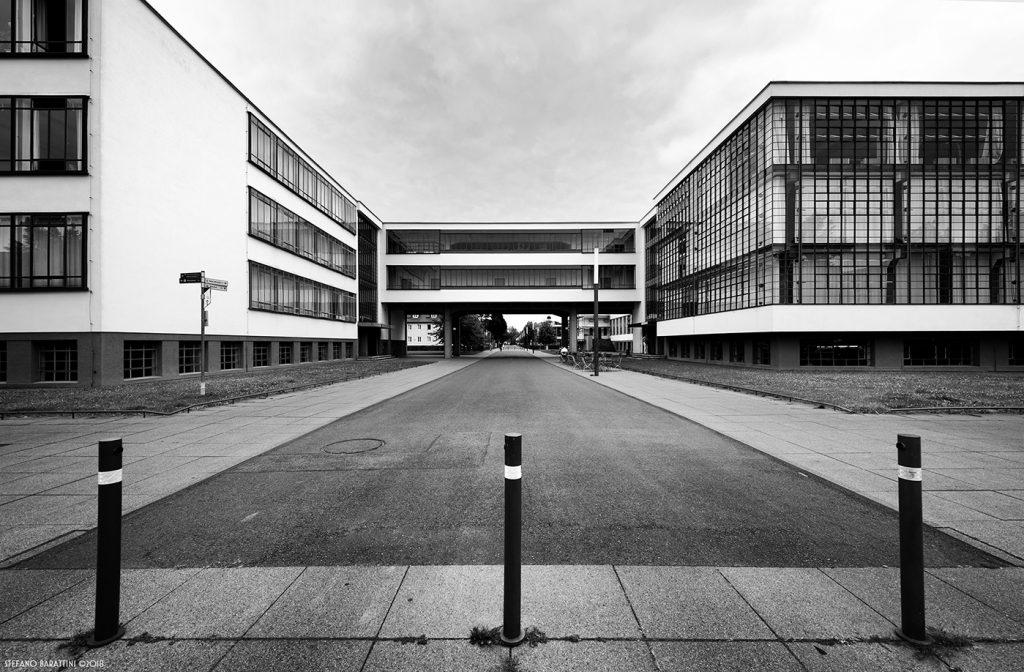 Nel caso degli edifici della Staatliches Bauhaus, attualmente residente a Dessau, Germania, Stefano Barattini esprime nel suo lavoro