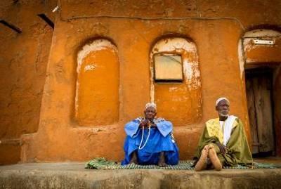 Dogon e cimieri Bambara. Pranzo in un ristorante.