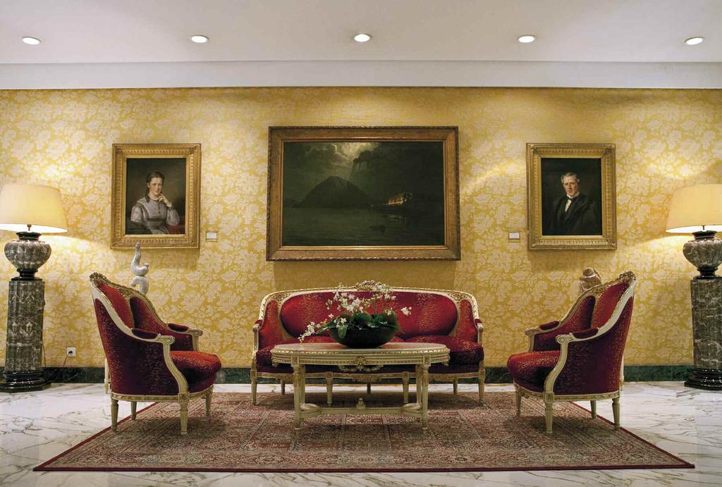 Dagli spazi sontuosi al ricco decoro della hall si riconosce il connubio dello stile contemporaneo con la tradizione dell ospitalità, tipica dei grand hotel del passato.