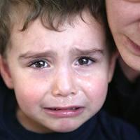 In conseguenza al trauma i bambini possono inizialmente mostrare un comportamento agitato o confuso. Possono anche mostrare intensa paura, spossatezza, rabbia, tristezza, orrore o negazione.