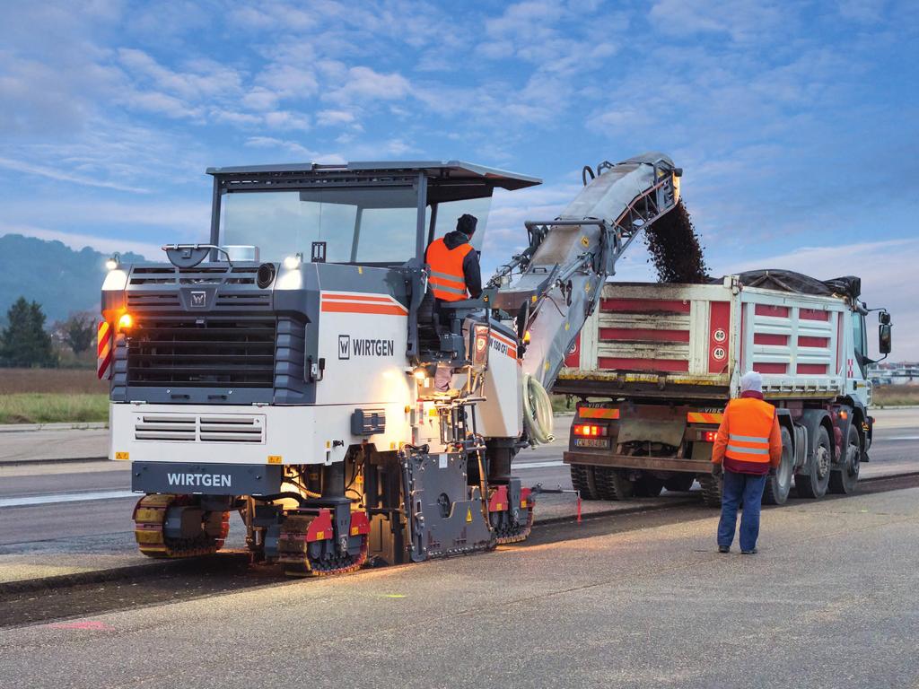 PRIMA DELLA CLASSE COMPATTA LA W 150 CF / W 150 CF i VANTA UN ELEVATA PRODUTTIVITÀ. POTENZA CONCEN- TRATA GRAZIE ALLA PODEROSA MOTORIZZAZIONE E ALLA GRANDE FLESSIBILITÀ.