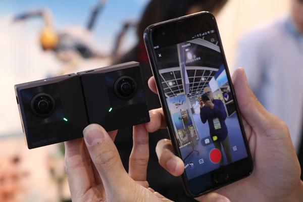 Dopo il successo di One X e Nano S, Insta360 torna sul mercato con una nuova action camera chiamata EVO, molto diversa sia nel design che nelle funzionalità dai modelli che l'hanno preceduta.