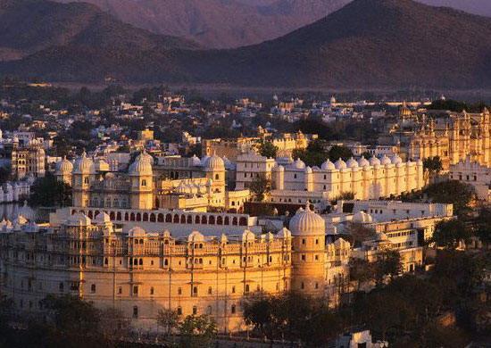 7 giorno: Udaipur Mattinata dedicata alla visita della città bianca, Udaipur: il Palazzo di Città con i numerosi edifici, cortili e il museo dei Maharana locali (i Maharaja più potenti del