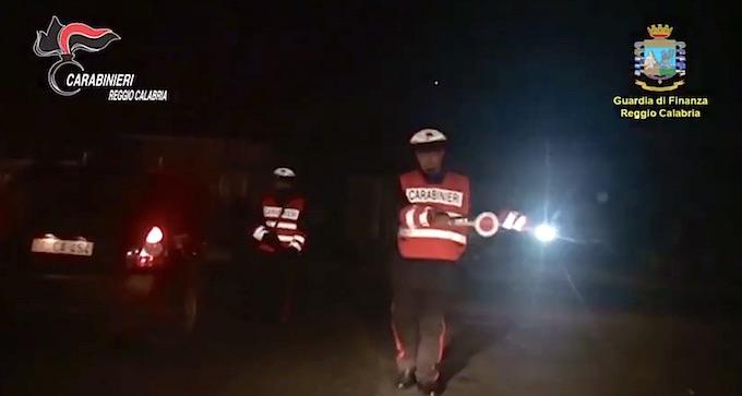 LOCRI 2 ago - Nella notte i militari dei comandi provinciali carabinieri e guardia di finanza, con il supporto in fase esecutiva dei carabinieri dello squadrone eliportato Cacciatori Calabria, dell 8