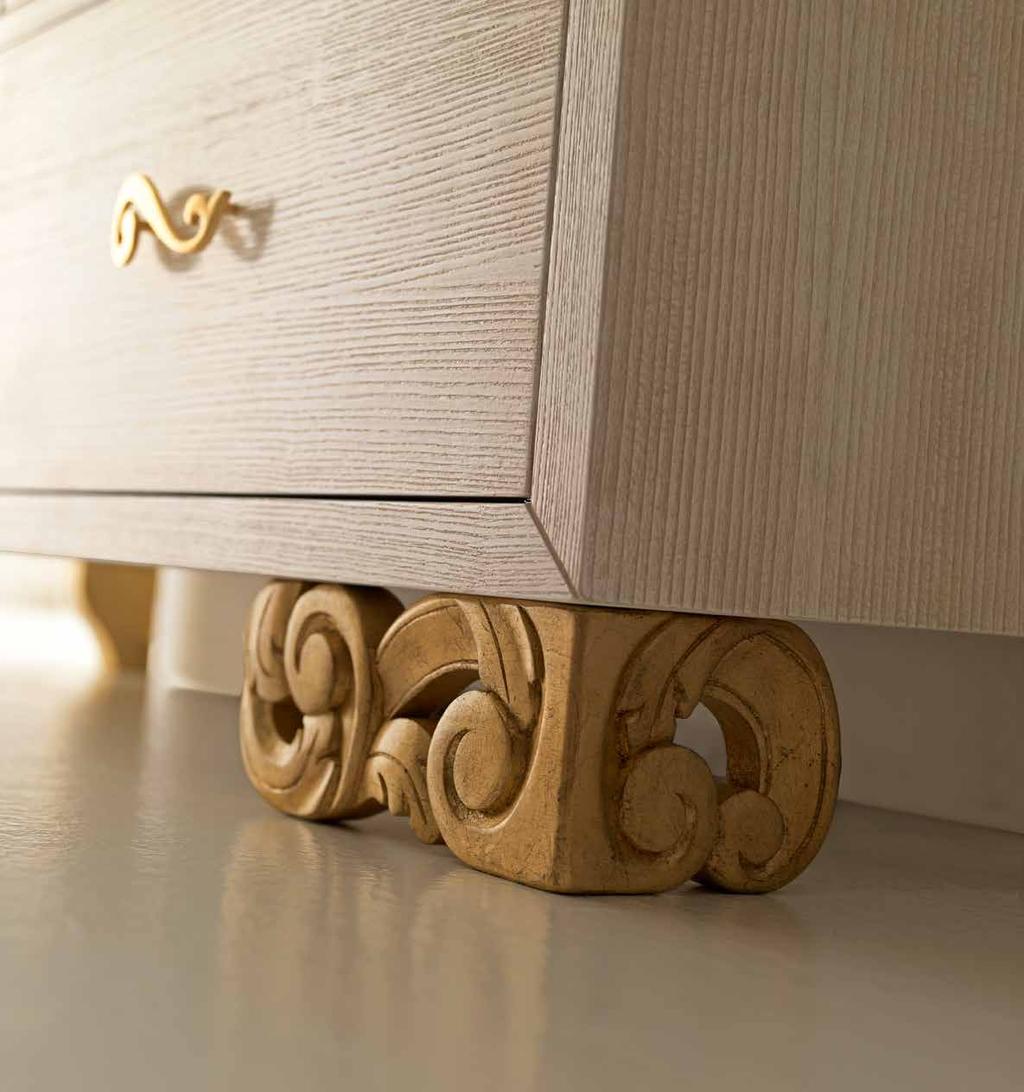 56 Allegra Como quattro cassetti, con piede scultura / Four drawers dresser with carved foot Comodini un cassetto, con piede scultura / One drawer nightstand, with carved foot Letto matrimoniale con