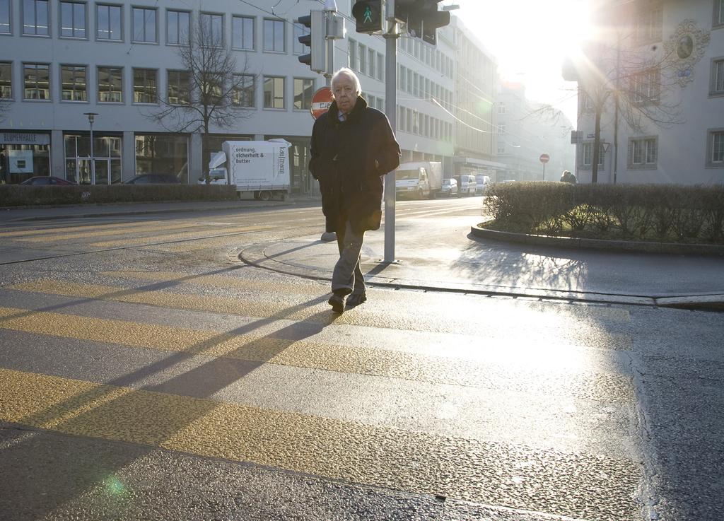 Foto: Christine Bärlocher FAQ / domande più frequenti Semafori pedonali Tempi di attesa troppo lunghi Tempi di attraversamento troppo corti Conflitti con veicoli che