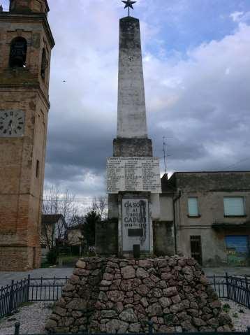 Ai Caduti della Prima e della Seconda Guerra Mondiale Sulla base costituita di pietre di taglio irregolare, s'innalza la mole in marmo dell'obelisco su cui sono apposte le lastre marmoree dedicate ai