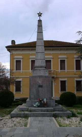 Ai Caduti della Prima Guerra Mondiale Le vicende alterne di questo monumento sono un chiaro esempio degli usi pubblici delle memorie patrie.