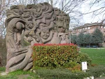 In Ricordo delle Vittime dell'eccidio di Trattasi di una scultura in pietra opera di Ettore De Conciliis, costituita da una complessa serie di bassorilievi, che metaforicamente rappresenta il tributo