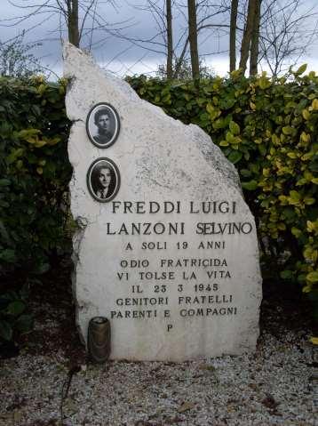 In Memoria di Freddi Luigi e Lanzoni Sevino Il cippo è in marmo bianco con epigrafe in rilievo.