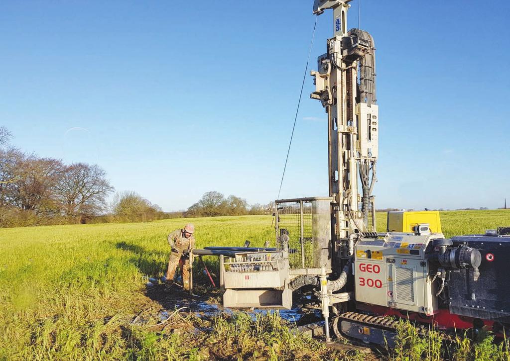 Perforatrici CINGOLATE CRAWLER MOUNTED Rigs La linea GEO comprende un vasto ventaglio di modelli installati su carro cingolato (in acciaio o in gomma), che vanno dalle unità leggere e ultra-compatte