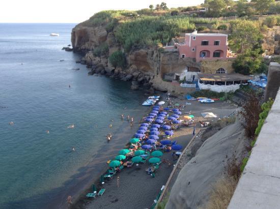 Questa piccola isola, con i suoi 3 km di costa, offre la possibilità di rilassarsi su belle spiagge e d immergersi in un mare stupendo.