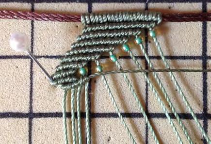 Mint Lined Eseguire una barretta di nodo cordoncino da sinistra a destra, usando come portanodi