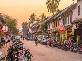 giornata dedicata alla visita dei mercati e dei templi di Luang Prabang, una delle