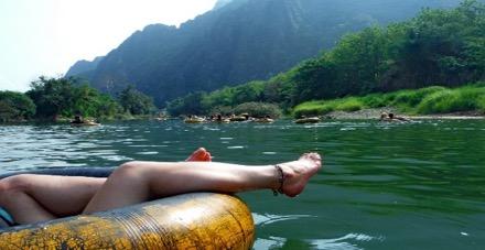 Asiatico, oggi tranquillo paese adagiato sul fiume Nam Song in uno splendido scenario carsico.