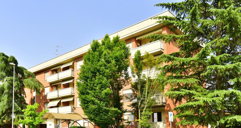 2569 Mq 106 Corso Garibaldi appartamento al 3 piano con ascensore composto da ingresso, soggiorno, cucina abitabile con terrazzino, due camere e doppi servizi finestrati e posto auto.