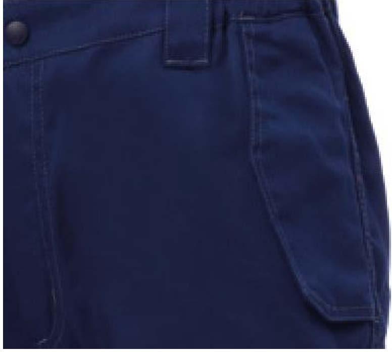Inserti ed impunture a contrasto, cuciture doppie con filo a contrasto, bande reflex su tasca posteriore, retro sagomato più alto e coprente.