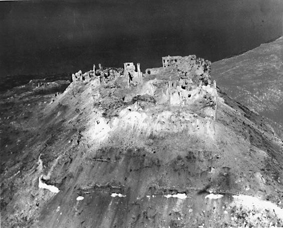 Montecassino dopo il bombardamento Durante la seconda guerra mondiale, il monastero fu bombardato dagli