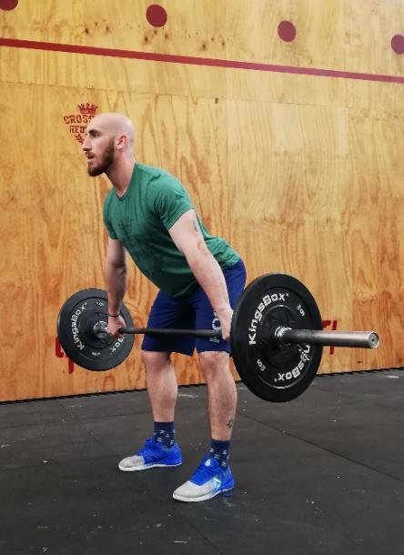 A questo punto sarà possibile eseguire il caricamento per eseguire l hang snatch, il caricamento non potrà essere eseguito portando la barra al di sotto del ginocchio.