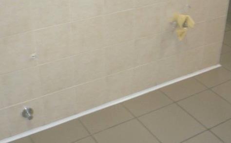 C Nei bagni vi posizionati lavapiedi che possono costituire rischio di inciampo Eliminare Amm.