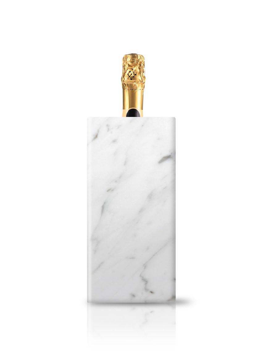 Realizzato in pregiato marmo di Carrara, Convivio winecooler è un complemento di design che sostituisce