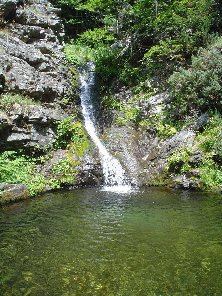 Questa incredibile cascata con annesso laghetto si trova a poche centinaia di metri dal bivio x la diga del Menta, ed è praticamente una