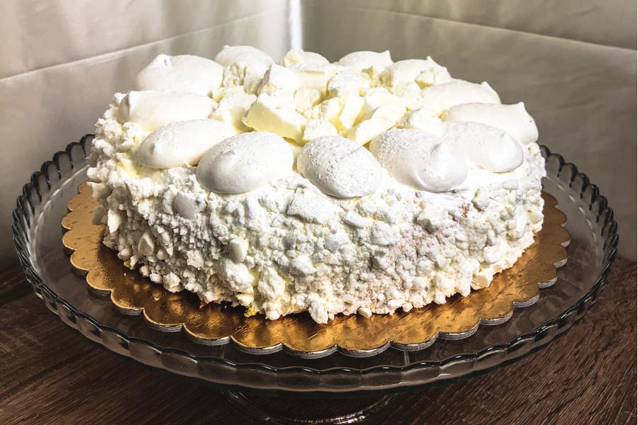 Torta Meringata Deliziosa crema alla nocciola tra due strati di