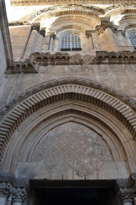 I pannelli semicircolari che sormontano le due porte di accesso al Santo Sepolcro erano ornati da due lintelli crociati, scolpiti con scene
