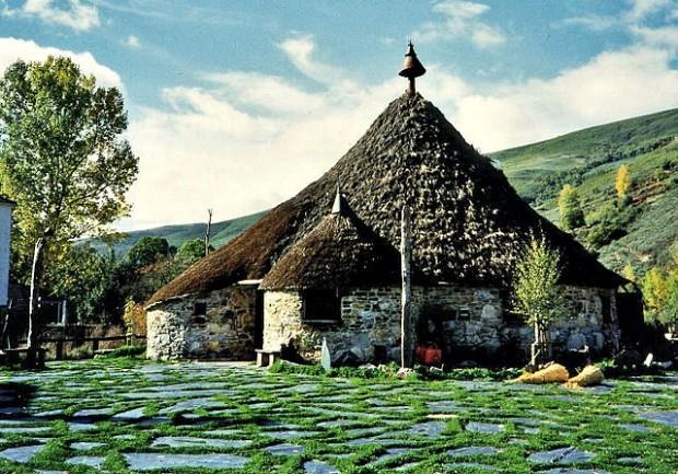 Continua l'itinerario verso Rente, Brea, Ferreiros, Rozas e Vilachá, paesino rurale di contadini dove si conservano le rovine del Monastero di Loio, culla dei Cavalieri dell'ordine di Santiago.