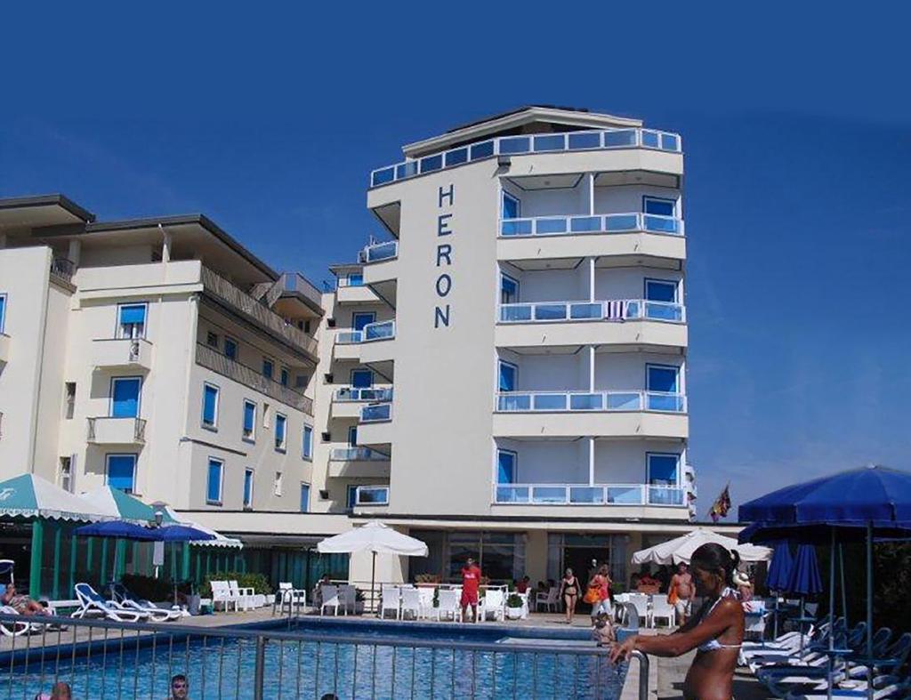 RIDUZIONI 3 E 4 LETTO: BAMBINI 0-2,99 ANNI GRATIS, BAMBINI 3-11,99 ANNI SCONTO 50%, ADULTI SCONTO 20% ANIMAZIONE PER BAMBINI HOTEL HERON Lido di Jesolo (VE) - Piazza Marina HOTEL FRONTE MARE PREZZI